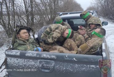 Десантники приняли трехчасовой бой и взяли в плен группу россиян (фото)