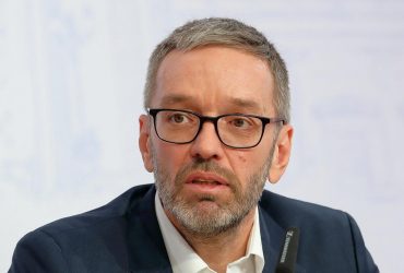 Бессмысленное кровопролитие: лидер ультраправых в Австрии отрицает пророссийскую позицию