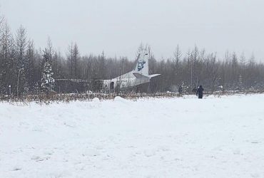Прилетели в кусты: в РФ коммерческий авиарейс закончился аварией (видео)