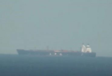 Російський танкер з нафтою зламався біля берегів Франції: що відомо