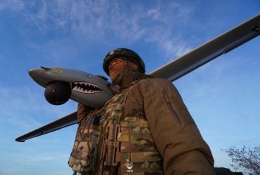 Будущее войны заключается в руках одного солдата, который будет управлять роем дронов, - BI