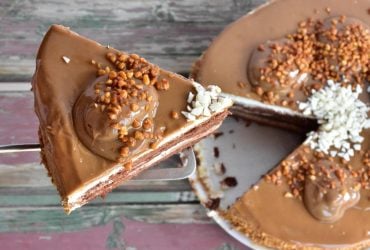 Найсмачніший бісквітний торт зі згущеним молоком: готуємо десерт за 15 хвилин