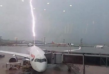 У Бразилії блискавка вдарила в літак: рідкісний інцидент потрапив на відео