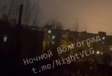 Невідомі безпілотники запалили на НПЗ Лукойлу у Волгограді