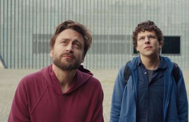 В Україні покажуть комедійну драму "Справжній біль" з Джессі Айзенберґом і Кіраном Калкіним