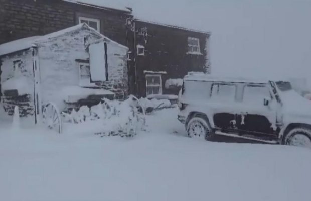 У Великій Британії через сильну хуртовину туристи застрягли в пабі на кілька днів (відео)