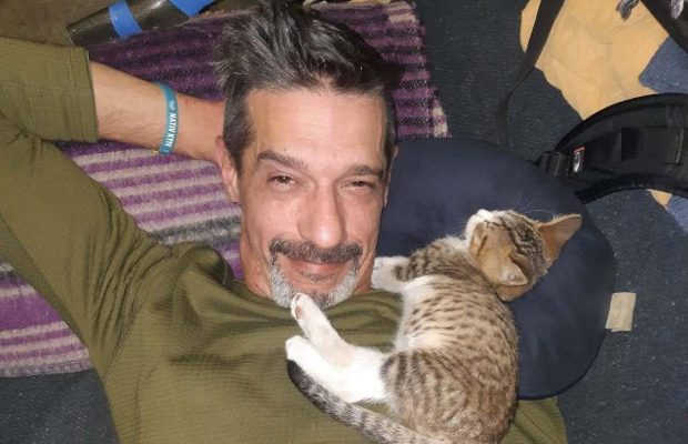 Актор-воїн Максим Неліпа вийшов на зв'язок із лікарні та розповів, що з ним сталося