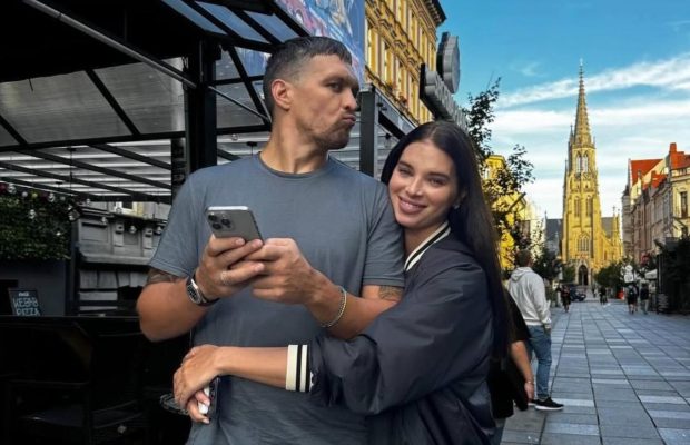 Дружина Олександра Усика зворушила фото з чоловіком та привітала його зі святом: "Кохаю"