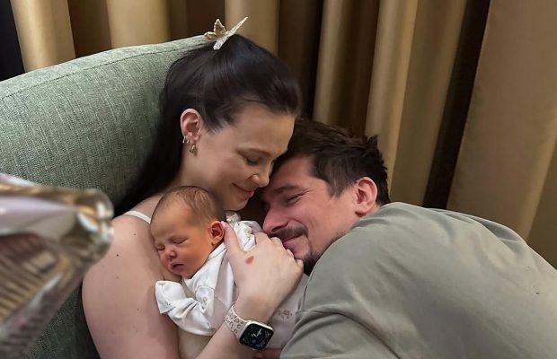 Позитив, який став батьком, замилував новими фото з новонародженою донькою: "Копія Юлії"