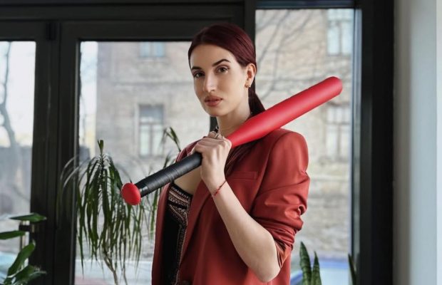 Снайперка Емеральд після розлучення закрутила новий роман (фото)