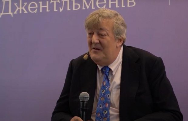 Топ-комік Британії Стівен Фрай публічно підтримав Україну (відео)