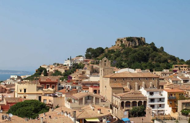 Поруч із Барселоною: затишний курорт в Іспанії без натовпів туристів, але з шикарними пляжами