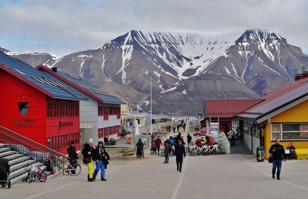 Ведмеді на вулицях і пиво за картками: як живе найпівнічніше місто планети