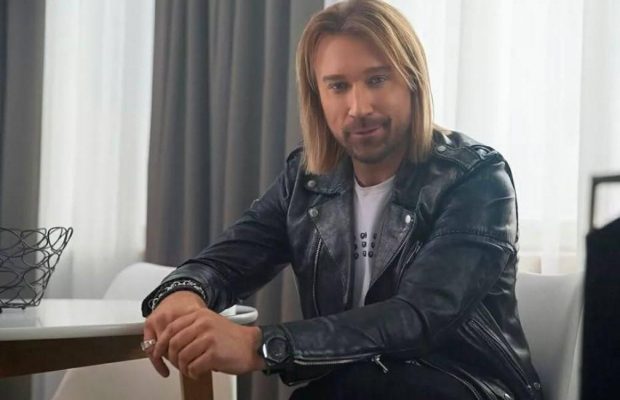 Втікач Олег Винник вперше за довгий час показався в мережі в патріотичній футболці (відео)