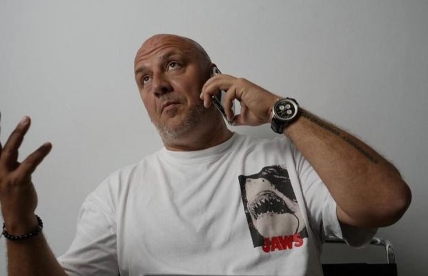 "Жебрак": Потап після зміни псевдоніма засвітився на площі за кордоном з плакатом