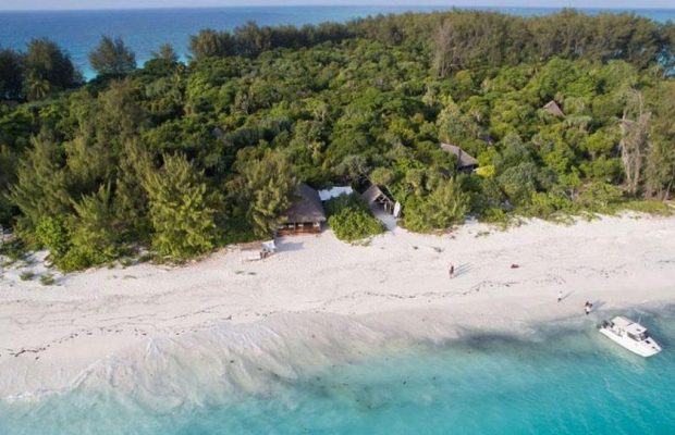 "Особистий рай" на острові з приголомшливою бірюзовою водою: який він - найкращий пляж Африки