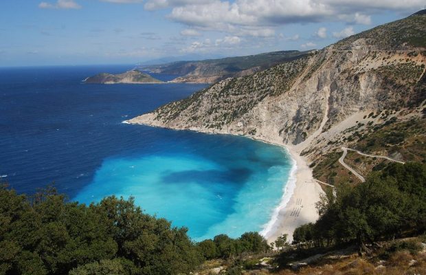 Неймовірно красивий грецький острів не приваблює багато туристів: чим він відрізняється від Санторіні