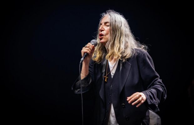 78-річна "хрещена панк-року" Патті Сміт втратила свідомість просто на сцені (відео)