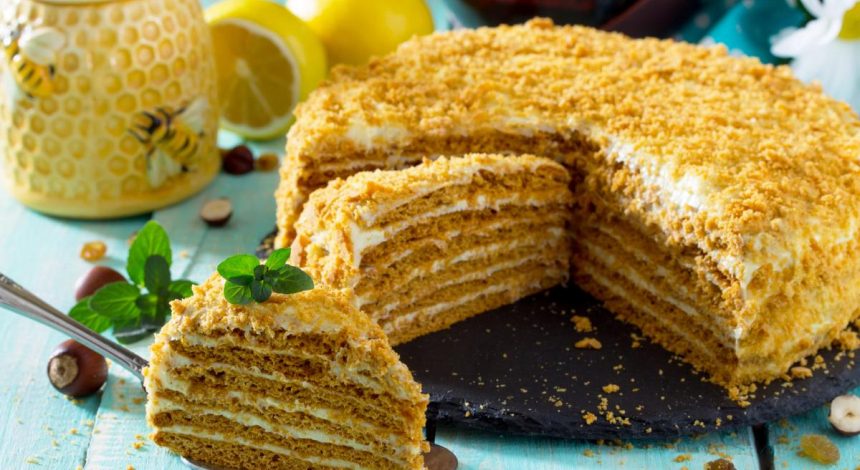 Как приготовить тающий медовик за 30 минут без раскатки коржей: два вкусных рецепта
