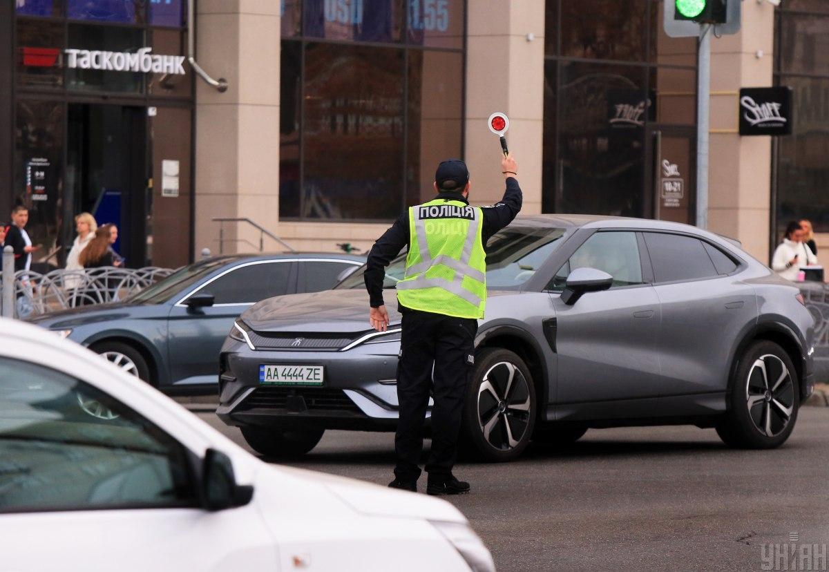 Чоловіку заборонили керувати авто, допоки він не виконає вимоги ТЦК / фото УНІАН Чоловіку заборонили керувати авто, допоки він не виконає вимоги ТЦК / фото УНІАН
