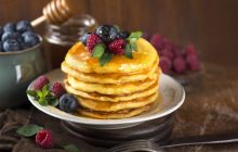 "Правильные" британские панкейки из 6 ингредиентов: шеф-повар раскрыла лучший рецепт