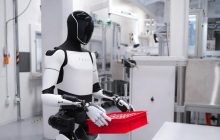 Ілон Маск обіцяє 10 000 людиноподібних роботів Optimus уже 2025 року