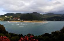 Испанское побережье с золотым песком является "раем" для серферов: почему стоит его посетить