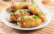 Знадобиться лише 10 хвилин: експерт назвав "секретний" метод запікання картоплі без духовки