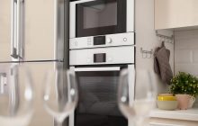 Небезпечні місця для мікрохвильовки: чому не можна ставити її поруч із холодильником