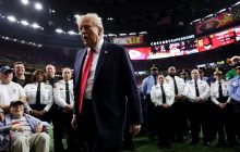 Трампа змусили повернути роботу двом чиновникам, яких звільнили за його наказом