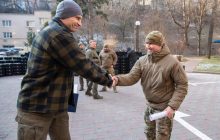 Кличко передав на передову майже 600 дронів, пересувні автомайстерні та військове спорядження