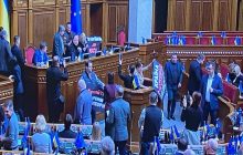 Стычки и толкотня: фракция "ЕС" заблокировала трибуну Рады из-за санкций против Порошенко