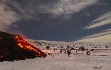 Тысячи туристов приезжают посмотреть на извержение Этны, блокируя работу спасателей (фото, видео)