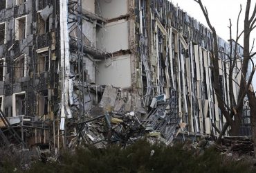 РФ вдарила балістикою по центру Ізюма: є загиблі та багато поранених (фото, відео)