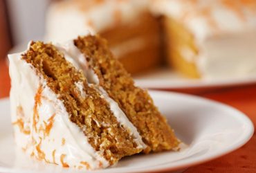 Ніжна глазур та пряний смак: рецепт морквяного пирога, який ідеально підійде для чаювання