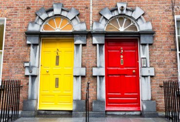 Красный - страсть, желтый - оптимизм: что цвет двери может рассказать о вашей личности