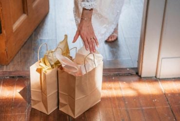 Можно ли здороваться через порог и передавать вещи на самом деле: ответ удивит