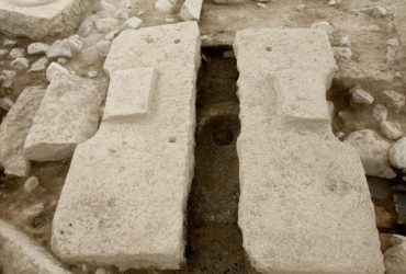 У Кореї в стародавньому палаці знайшли 1300-річний королівський унітаз: чим він унікальний