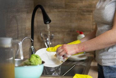 Почему нельзя мыть посуду губкой: вот что лучше использовать вместо нее