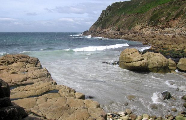 Пляж, покритий "яйцями динозаврів": названо таємниче місце в Англії, яке варто відвідати