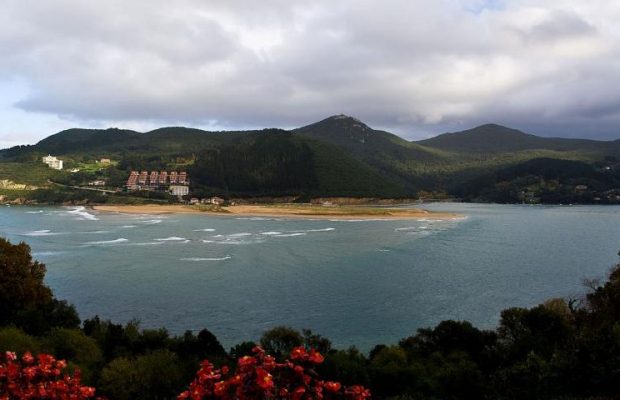 Іспанське узбережжя із золотим піском є "раєм" для серферів: чому варто його відвідати