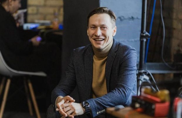 Відомий український актор розповів про наслідки влучання дрона в його квартиру: "Вигоріла вся"