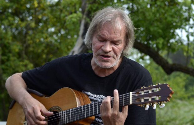 У Росії під час обшуку у справі про підтримку ЗСУ вистрибнув з вікна проукраїнський співак