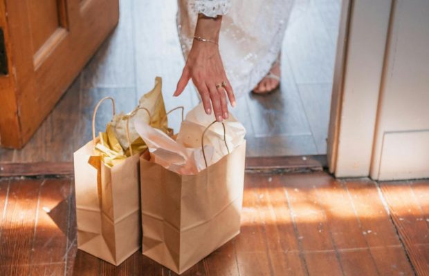 Чи можна вітатися через поріг і передавати речі насправді: відповідь здивує