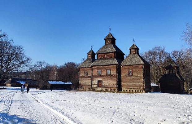 Це варто встигнути побачити: засніжений музей Пирогово у Києві (фоторепортаж, відео)
