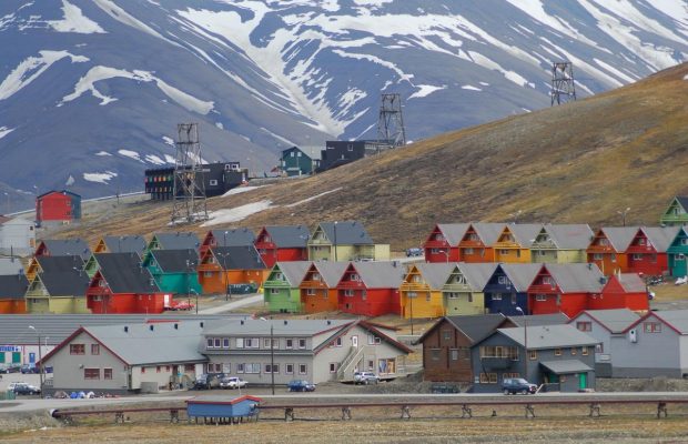 Жителі островів щороку занурюються в темряву на 123 дні і спостерігають унікальне явище