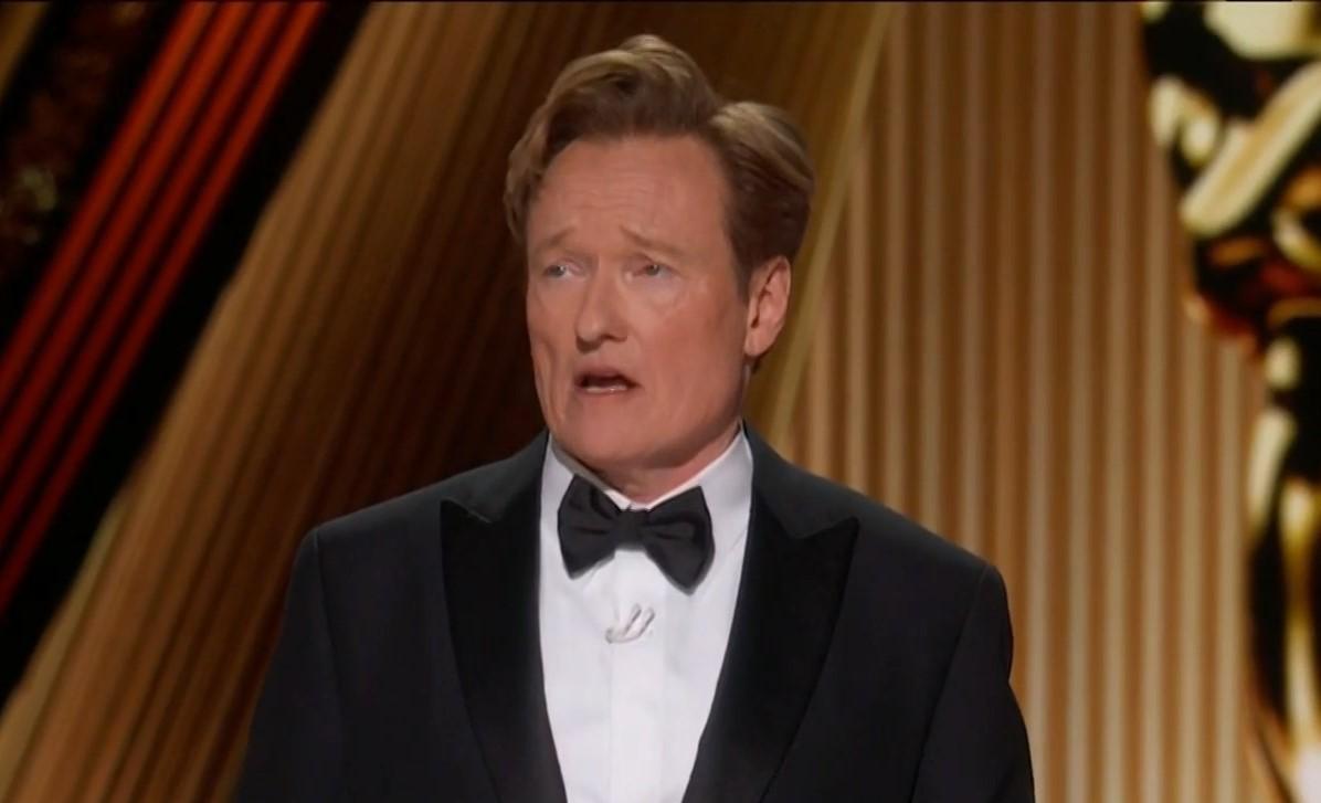 Ведущий вышел на сцену