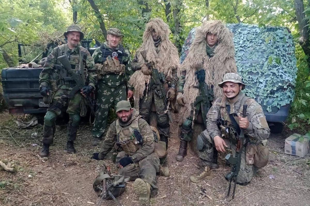Артем Гекалюк (крайний справа) с побратимами на фронте / фото из собственного архива Артема Гекалюка Артем Гекалюк (крайний справа) с побратимами на фронте / фото из собственного архива Артема Гекалюка
