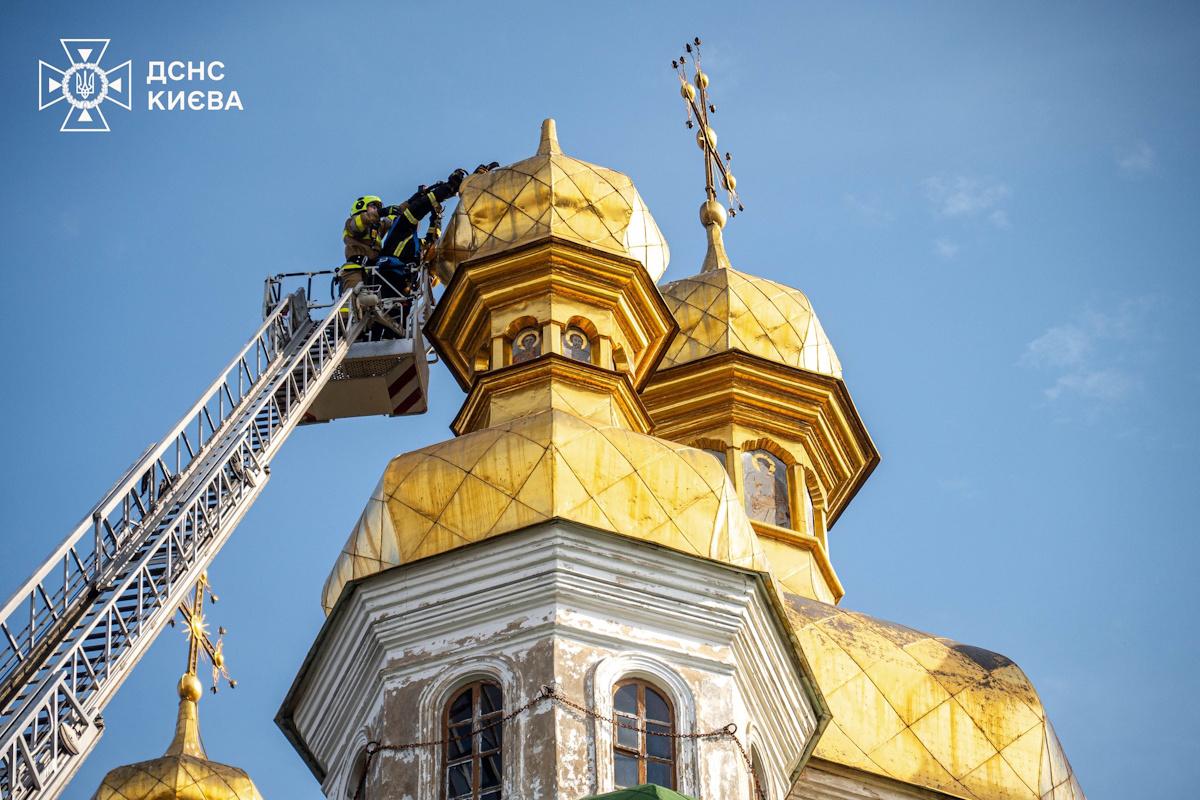 Щоб зняти хрест, викликали рятувальників / фото ДСНС