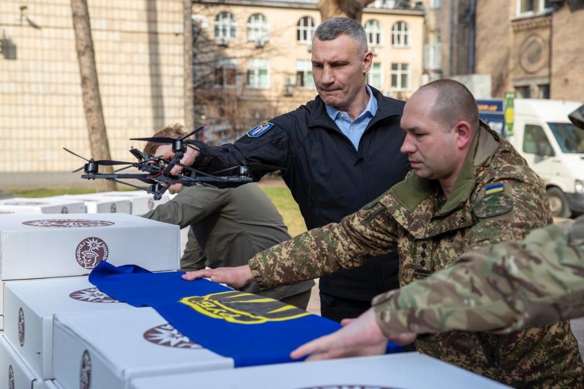 Мэр Киева Виталий Кличко передал бойцам от столичной общины партию дронов / фото из телеграм-канала Виталия Кличко Мэр Киева Виталий Кличко передал бойцам от столичной общины партию дронов / фото из телеграм-канала Виталия Кличко